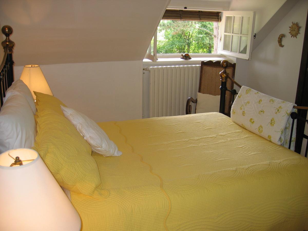 Le Canard Au Parapluie Rouge Bed & Breakfast Célon Екстериор снимка
